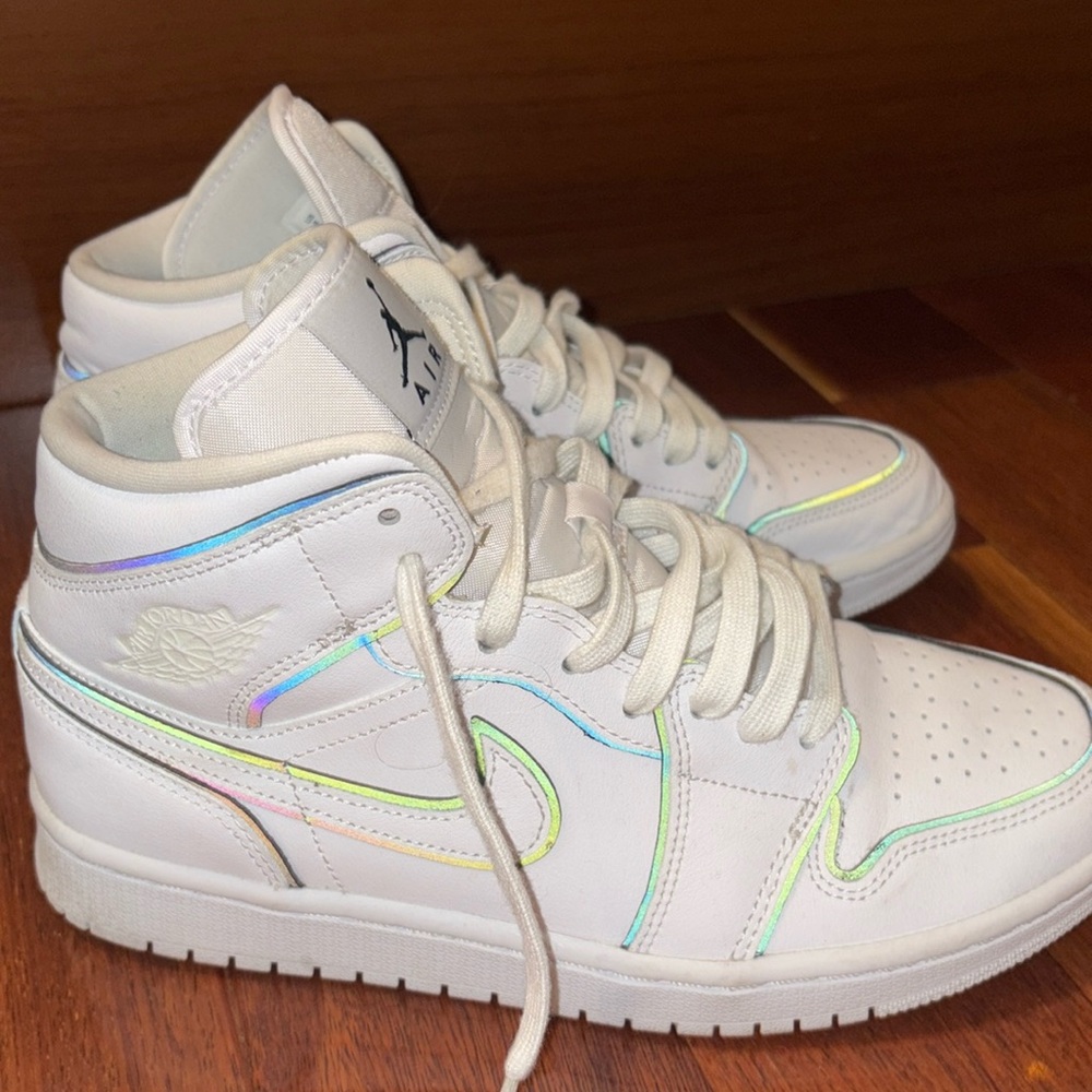Women’s Air Jordan 1 Mid SE 'Iridescent Trim'